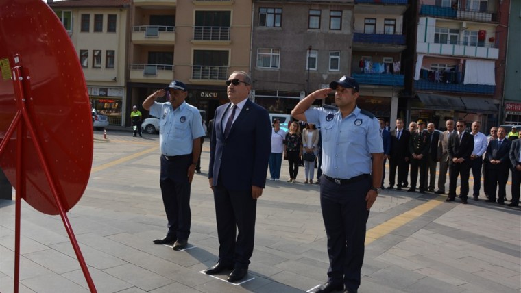 Başkanımız Gaziler Günü sebebi ile Atatürk Anıtına çelenk koydu