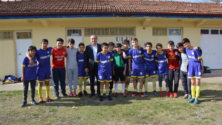 Başkanımız maçtan önce Çınarspor u14 oyuncularımızı ziyaret etti