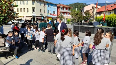 2021-2022 Eğitim-Öğretim Yılı İlköğretim Haftası Kutlama Programı Ulus Cumhuriyet Meydanı'nda Gerçekleştirildi