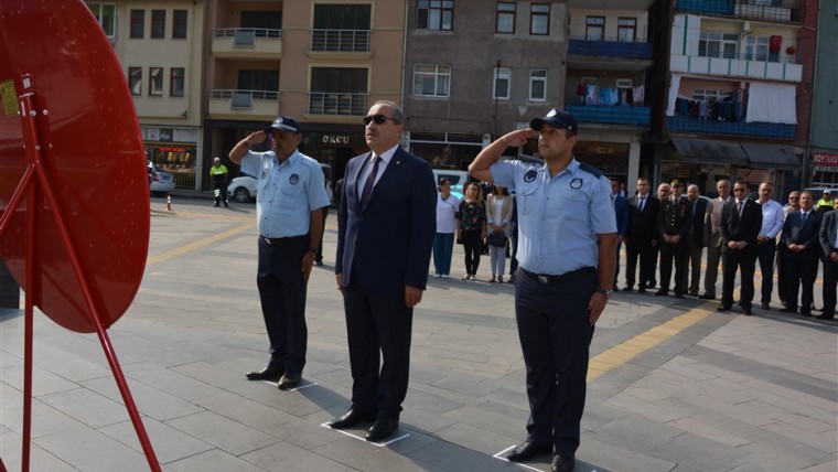 Başkanımız Gaziler Günü sebebi ile Atatürk Anıtına çelenk koydu