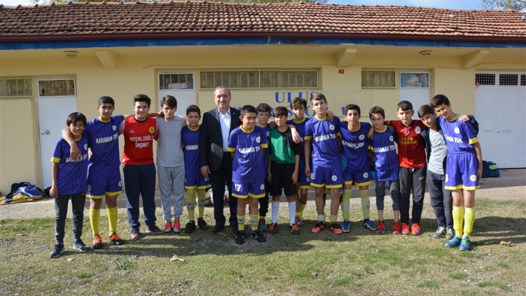 Başkanımız maçtan önce Çınarspor u14 oyuncularımızı ziyaret etti