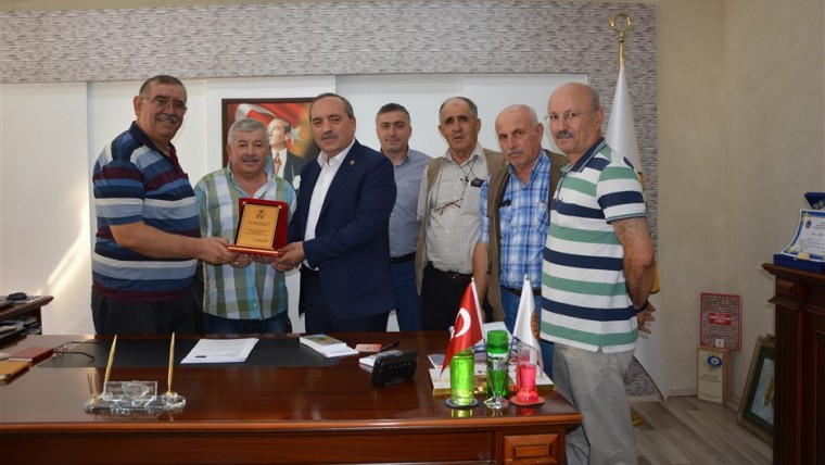 Avcılar Derneğinden Başkanımıza plaket