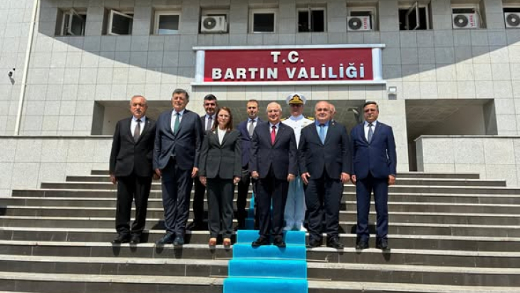Bir dizi program ve ziyaretlerde bulunmak üzere ilimize gelen Millî Savunma Bakanımız Sayın Yaşar Güler, Bartın Valiliğimizde karşılandı.