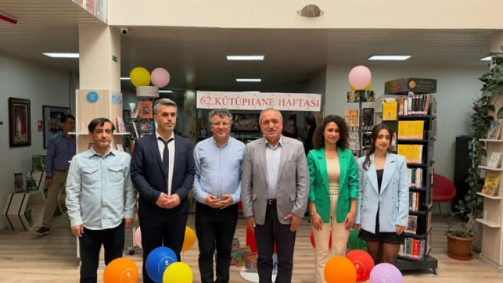 Belediye Başkanımız Sayın Hasan Hüseyin, Kütüphane Haftası kapsamında İlçe Halk Kütüphanesini ziyaret etti.