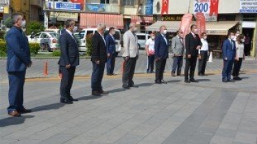 Başkanımız 19 Mayıs Atatürk'ü Anma, Gençlik ve Spor Bayramı çelenk sunma törenine katıldı